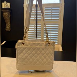 Elegant White Quilted Shoulder Bag